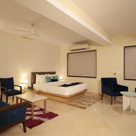 Meritas Seawind Beach Resort, Srīvardhan Extérieur photo