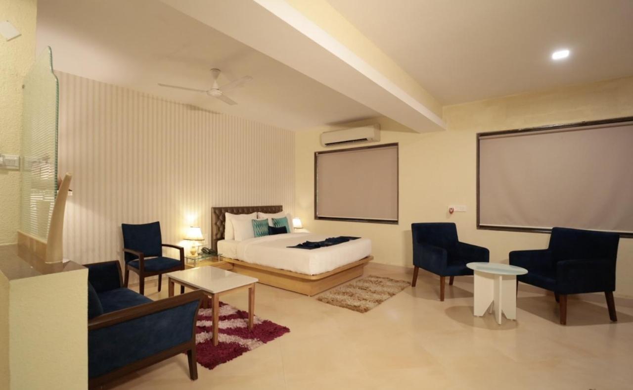 Meritas Seawind Beach Resort, Srīvardhan Extérieur photo